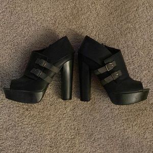 Charlotte Russe black platform open toe high heel shooties w/ gray buckle size 9